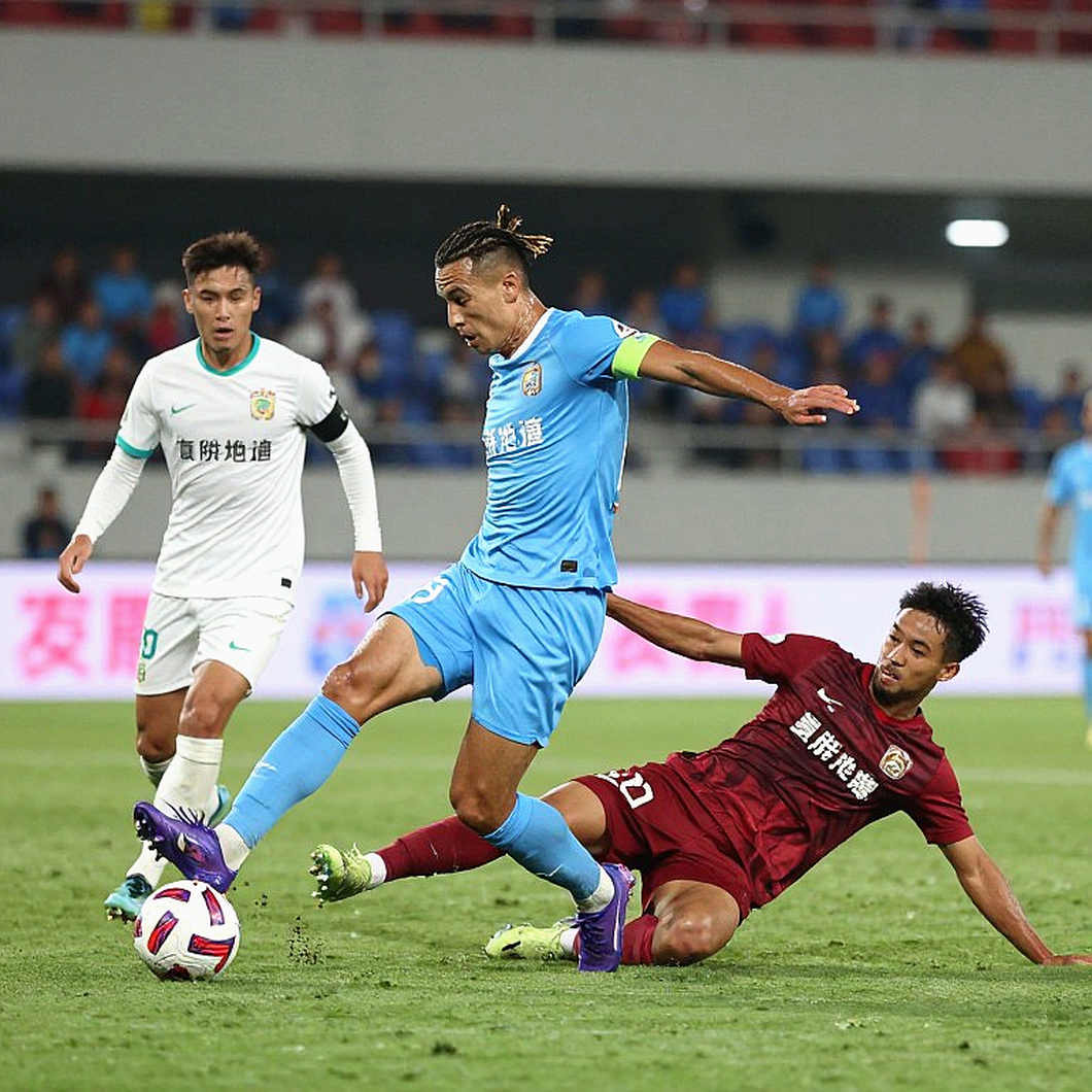 Minute 19 in Istanbul: Fenerbahçe Lose Aké, and the Real Cost Sits on the Bench