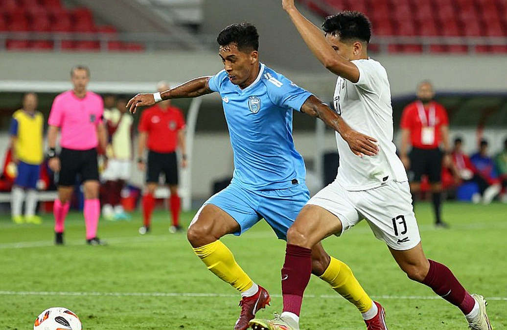 Viettel ở Bandung: Cuốn sổ tay của Popov và kẽ hở hàng thủ Persib