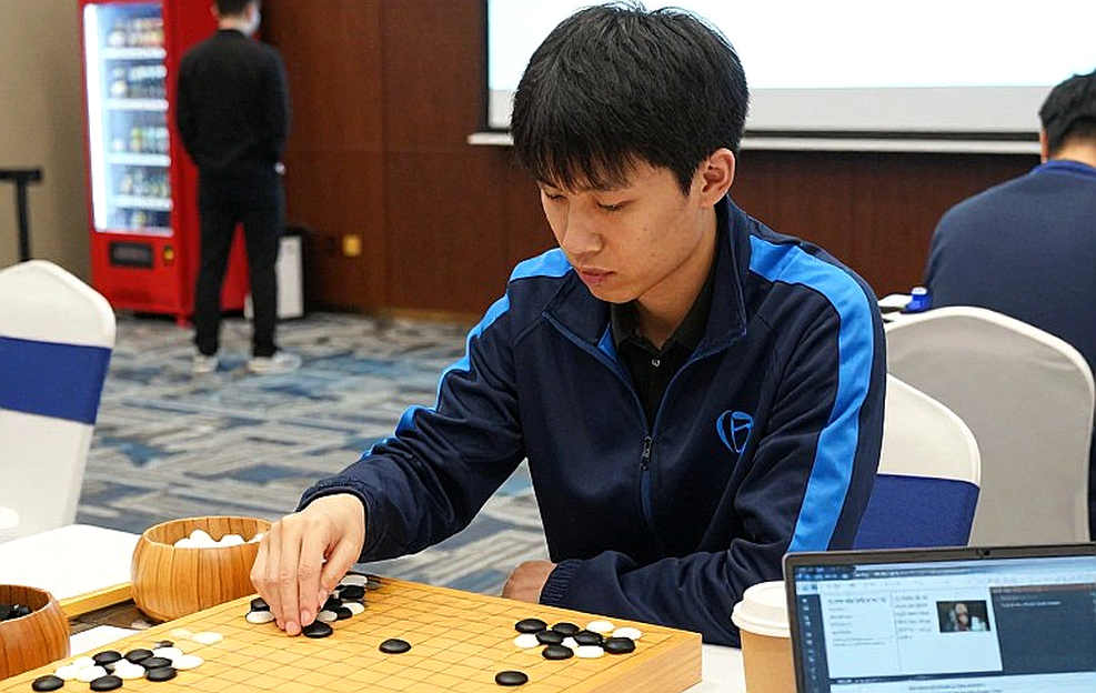Nepomniachtchi cho Carlsen một cú sốc trước khi vượt qua Sindarov trên giây đồng hồ