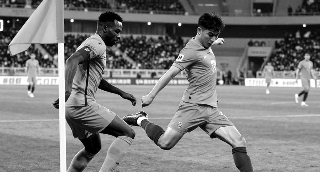 Tờ giấy trắng giữa kỳ chuyển nhượng: khi bản tin thể thao rỗng ruột nhưng vẫn đủ hình thức