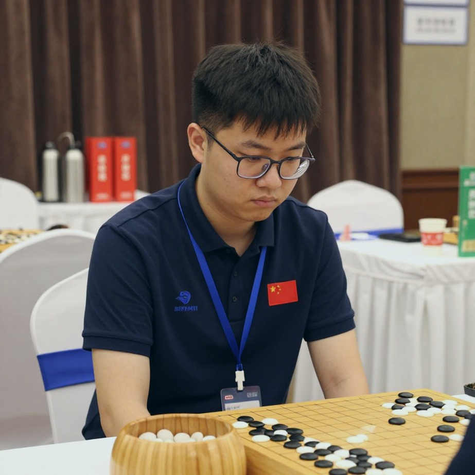 Giải mã nước 5.e5: Khi làng cờ nghiệp dư tìm sự an ủi kỳ lạ nơi những gambit phản lý thuyết