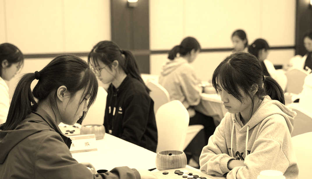 Ván cờ của một cú bấm nhầm: Khi 3.f6 trở thành lời khen hiếm hoi từ Carlsen dành cho Sindarov Ván cờ của một cú bấm nhầm: Khi 3.f6 trở thành lời khen hiếm hoi từ Carlsen dành cho Sindarov